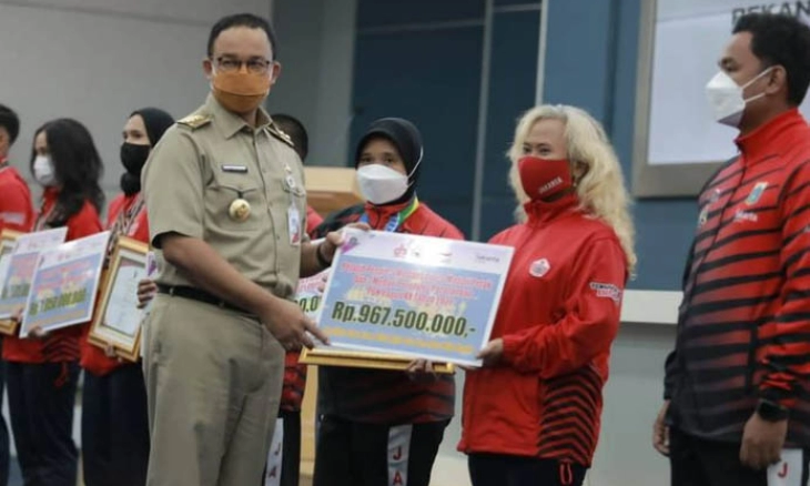 Anies Baswedan Serahkan Bonus Bagi Atlet dan Pelatih yang Mengharumkan DKI Jakarta