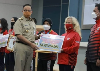 Anies Baswedan Serahkan Bonus Bagi Atlet dan Pelatih yang Mengharumkan DKI Jakarta