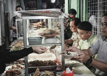 Kedua Kalinya Anies Baswedan Makan Siang di Warteg Peong 