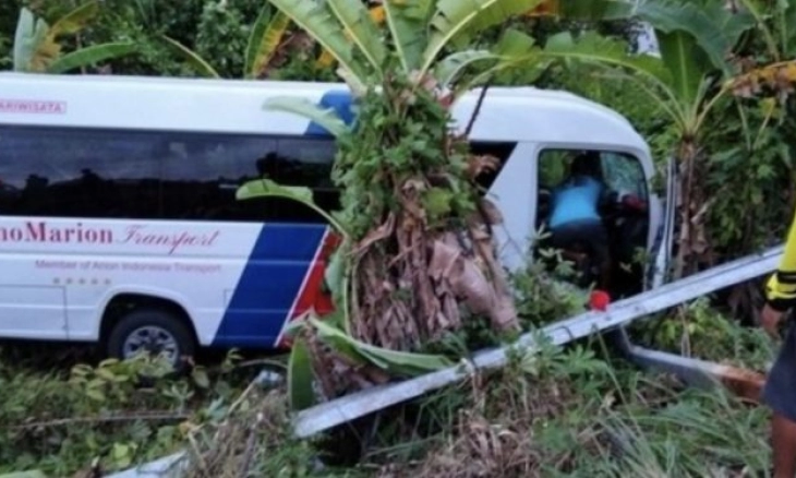 Mobil Angkut Belasan Wisatawan Terguling usai Tabrak Pembatas Jalan, Satu Tewas