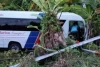 Mobil Angkut Belasan Wisatawan Terguling usai Tabrak Pembatas Jalan, Satu Tewas