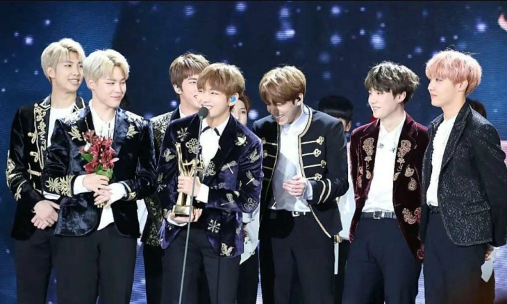 RM BTS Bagikan Foto Bom ARMY Jelang Konser 'Permission to Dance On Stage - Seoul'