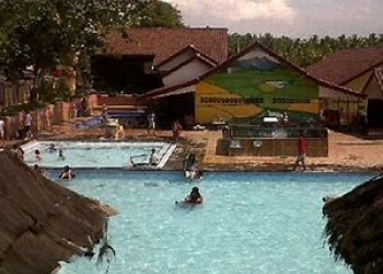 Menikmati Sensasi Panasnya Sumber Air Batu Kuwung di Banten