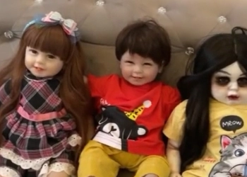5 Selebriti yang Mengadopsi Boneka Arwah, No 3 Paling Aneh