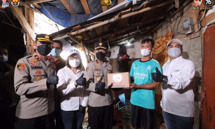 Sebanyak 3.000 Paket Sembako untuk Pemulung dari Polri