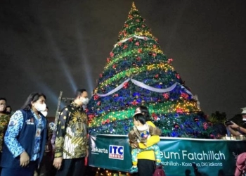 Anies Baswedan Menyaksikan Christmas in Jakarta