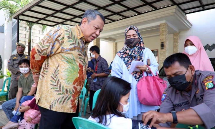 Walikota Tangsel Tinjau Kegiatan Vaksinasi Lansia