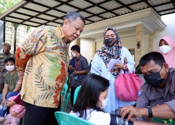 Walikota Tangsel Tinjau Kegiatan Vaksinasi Lansia