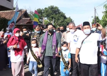 Bangun Lapangan Voli, Social Healing Erick Thohir Bantu Masyarakat Kecil Dapat Fasilitas Umum yang Layak
