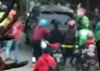 Viral, Anggota Polisi yang Kejar Pengendara  Mobil Diduga Tabrak 20 Orang Ikut Ditabrak