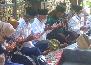 Ganjar Pranowo Ziarah ke Makam Pendiri NU