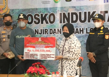 Mensos Serahkan Bantuan Rp1,3 Miliar untuk Korban Bencana Longsor dan Banjir Kota Jayapura