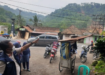 Dugaan Longsor Ciherang karena Rembesan Saluran Air di Puncak Bukit Leuweung Kadu 