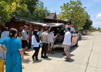 Meresahkan Masyarakat, Bhabinkamtibmas Polsek Labakkang dan Nakes Evakuasi Pasien Penderita Gangguan Jiwa