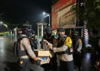 Jualan Miras kepada Suporter di Stadion Manahan Solo