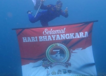 Pengibaran Bendera Merah Putih di Bawah Laut Pantai Selat Bali