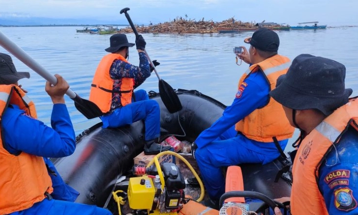 Tim SAR Ditpolairud Polda Sulteng Masih Mencari Korban Banjir Bandang Torue di Laut