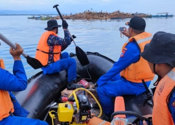 Tim SAR Ditpolairud Polda Sulteng Masih Mencari Korban Banjir Bandang Torue di Laut