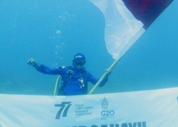 Satpolairud Polresta Banyuwangi Kibarkan Bendera Merah Putih di Bawah Laut Selat Bali