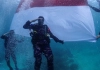 Enam Penyelam Ditpolairud Polda Sulteng Ikut Kibarkan Bendera Merah Putih di Bawah Laut