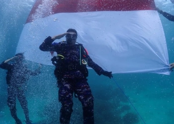 Enam Penyelam Ditpolairud Polda Sulteng Ikut Kibarkan Bendera Merah Putih di Bawah Laut