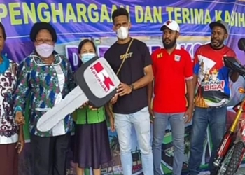 Ricky Kambuaya Dapat Hadiah Motor dari Ketua DPRD Kota Sorong