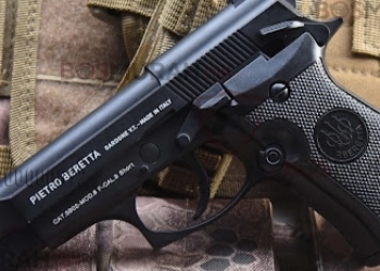 Debt Collector Bawa Airsoft Gun dan Alat Kejut Listik 