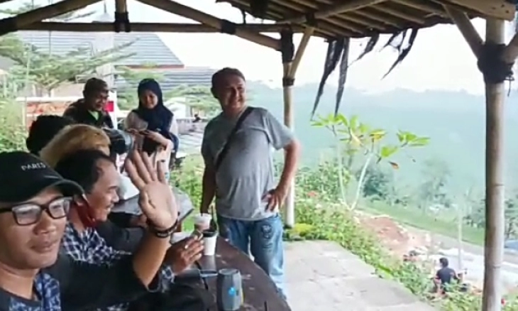 Melihat Terasering Persawahan dari Villa Ciboer Pass Desa Bantaragung Majalengka