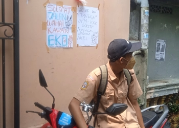 Depan Rumah Duka, Ada Coretan  Kertas di Tembok Ungkapan Kecewa kepada KKB 