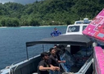 Kadensus 88 Antiteror Polri, Kapolda Maluku Memberikan Bantuan Sosial Kepada Pengungsi Kariu