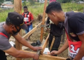 Binmas Noken Dirikan Kandang Babi untuk Masyarakat Kabupaten Puncak Papua