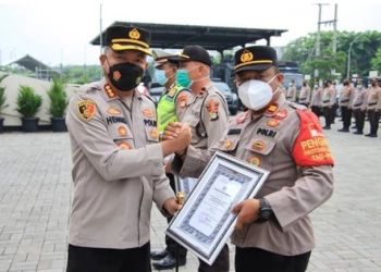 Polres Metro Bekasi Kota Memberikan Tiket Umrah