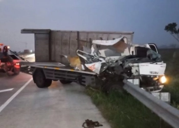 Truk Ekspedisi Tabrak JPO di Tol Ngawi, Dua Tewas