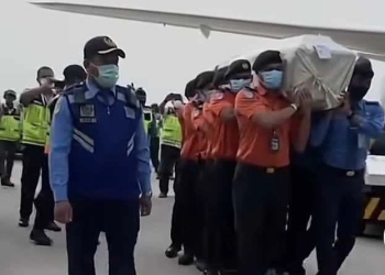 Jenazah Eril Tiba di Bandara Soetta Disambut Sang Ibu