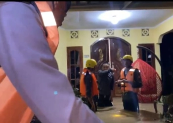 Evakuasi Korban Banjir, Sat Brimob Polda Bengkulu Kerahkan Puluhan Personil