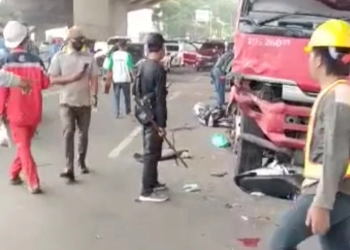 Truk Pertamina Seruduk Sejumlah Kendaraan di CBD