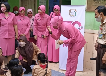 Gunakan Bahasa Isyarat Ketua Bhayangkari Cabang Jakarta Pusat Bertanya ke Siswa 'Apakah Sudah Makan? '