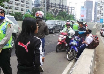 Rombongan Pemotor Melintas JLNT Casablanca