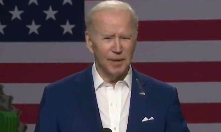 Sial! Joe Biden Kejatuhan Kotoran Burung 
