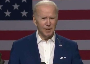Sial! Joe Biden Kejatuhan Kotoran Burung 