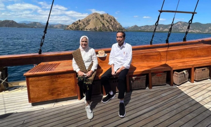 Jokowi dan Iriana Naik Kapal Pinisi Menuju Pulau Rinca