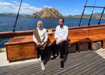 Jokowi dan Iriana Naik Kapal Pinisi Menuju Pulau Rinca