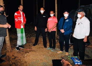 Presiden Jokowi Menikmati Udara Sejuk Malam Hari di IKN