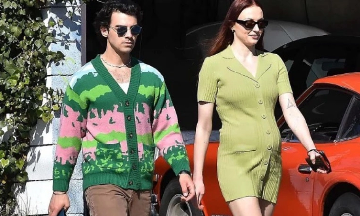 Bintang 'Game of Thrones' Sophie Turner Pamer Benjolan Bayi