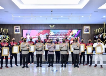 Kapolri Beri Penghargaan kepada Anggota Polri yang Berprestasi di Sea Games Vietnam 2021