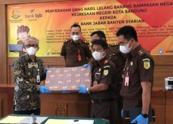 Kejari Serahkan Barang Bukti Korupsi Senilai Rp 2.456 Miliar ke Bank BjB