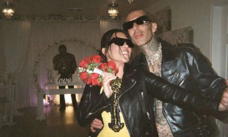 Kourtney Kardashian Membagikan Foto Pernikahannya dengan Travis Barker
