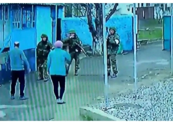 Netizen Salut Pasangan Lansia Ukraina Melawan Tentara Rusia