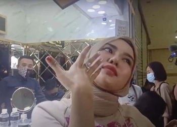 Medina Zein Borong Cincin Berlian Rp 500 Juta