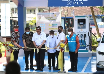 Menko Marves Resmikan SPKLU Green Tourism PLN Pertama di Pulau Jawa